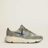 Herren-Sneaker «Running Sole» aus hellblauem Nylon mit schwarzem Stern und grüner Fersenlasche aus Leder