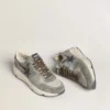 Herren-Sneaker «Running Sole» aus hellblauem Nylon mit schwarzem Stern und grüner Fersenlasche aus Leder