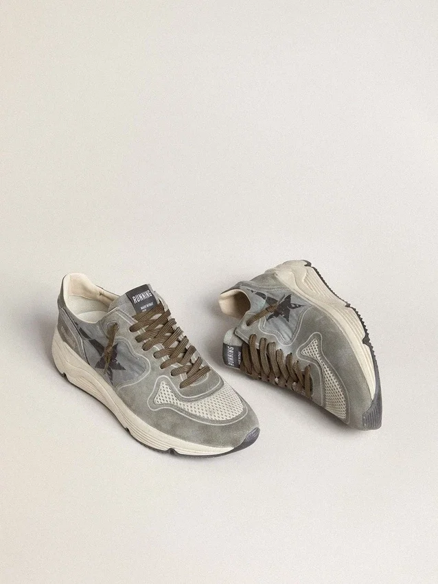 Herren-Sneaker «Running Sole» aus hellblauem Nylon mit schwarzem Stern und grüner Fersenlasche aus Leder