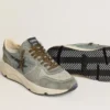 Herren-Sneaker «Running Sole» aus hellblauem Nylon mit schwarzem Stern und grüner Fersenlasche aus Leder