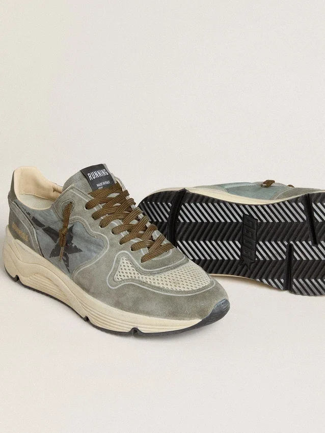 Herren-Sneaker «Running Sole» aus hellblauem Nylon mit schwarzem Stern und grüner Fersenlasche aus Leder