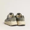 Herren-Sneaker «Running Sole» aus hellblauem Nylon mit schwarzem Stern und grüner Fersenlasche aus Leder