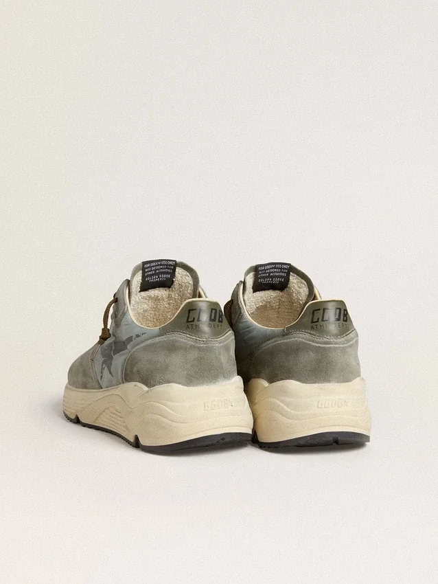 Herren-Sneaker «Running Sole» aus hellblauem Nylon mit schwarzem Stern und grüner Fersenlasche aus Leder