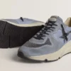 Herren-Sneaker «Running Sole» aus hellblauem Nylon und Nubukleder mit schwarzem Stern