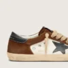 Herren-Super-Star aus weissem Leder und braunem Wildleder mit schwarzem Lederstern