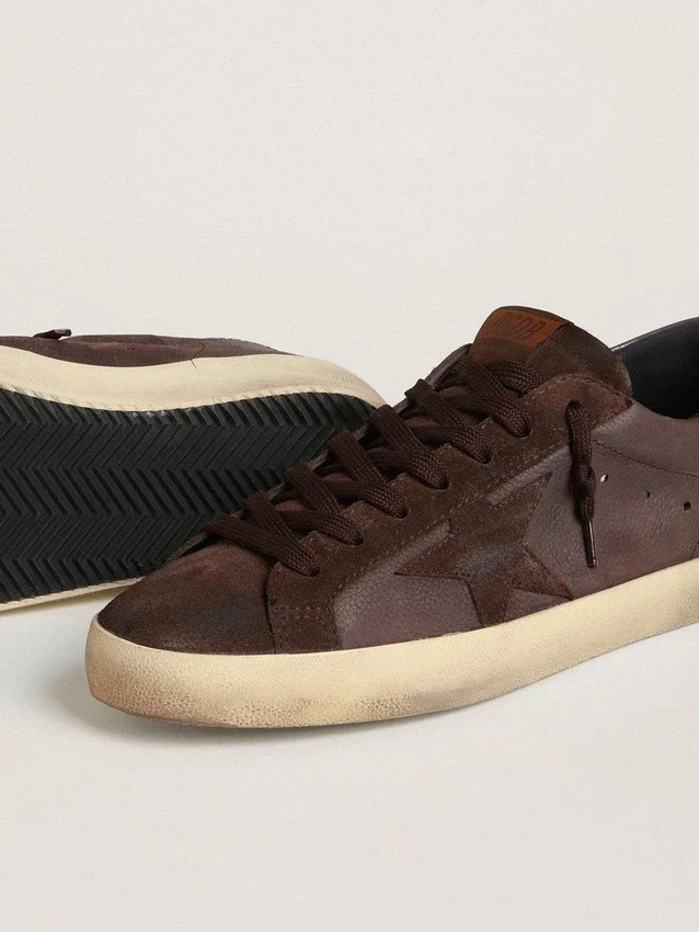 Herren-Super-Star LTD aus braunem Nubukleder mit Stern aus Wildleder und violetter Fersenlasche aus Leder