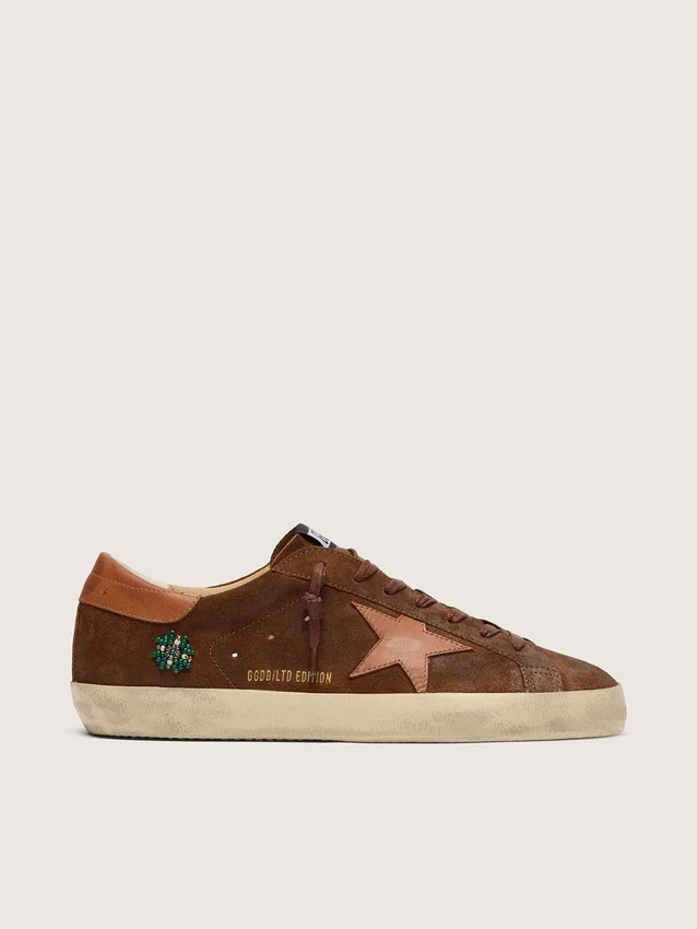 Herren-Super-Star LTD aus braunem Wildleder mit ziegelrotem Lederstern und Stickerei mit grünen Perlen