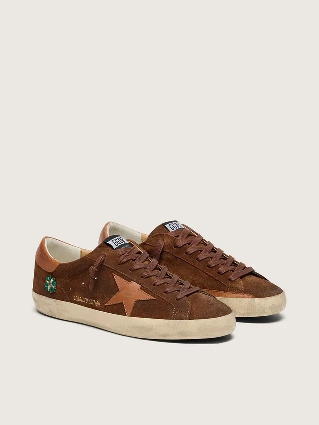 Herren-Super-Star LTD aus braunem Wildleder mit ziegelrotem Lederstern und Stickerei mit grünen Perlen