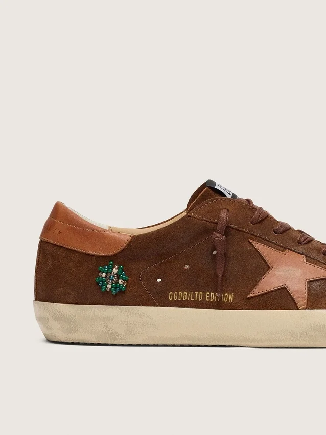 Herren-Super-Star LTD aus braunem Wildleder mit ziegelrotem Lederstern und Stickerei mit grünen Perlen