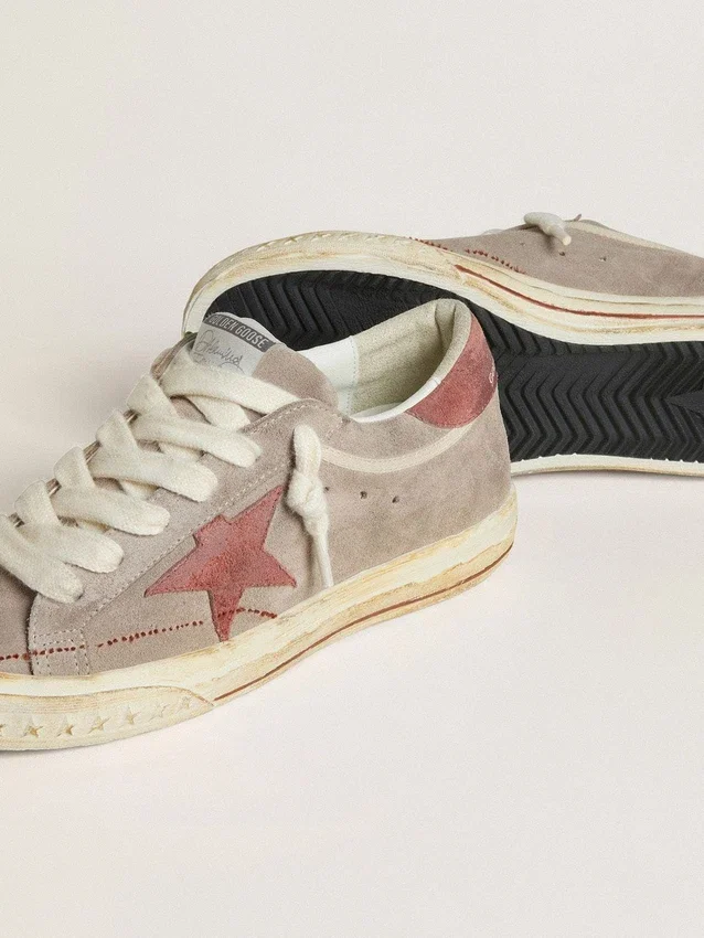 Herren-Super-Star LTD aus grauem Wildleder mit rotem Stern und Fersenlasche aus gewachstem Wildleder
