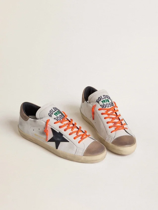 Herren-Super-Star LTD aus Leder mit schwarzem Lederstern und beiger Lederlasche an der Ferse