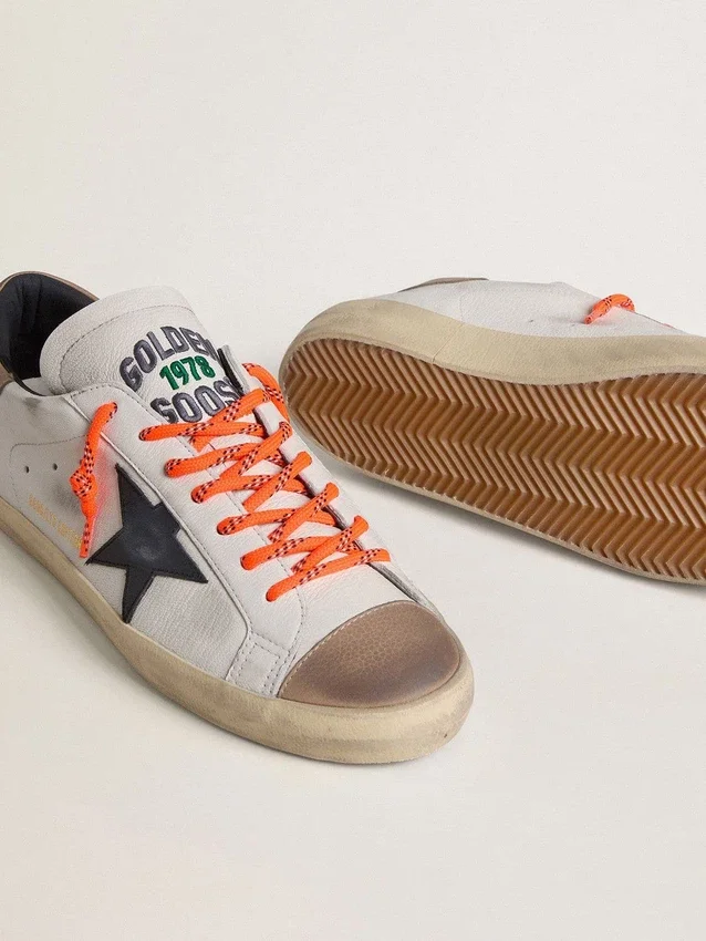 Herren-Super-Star LTD aus Leder mit schwarzem Lederstern und beiger Lederlasche an der Ferse