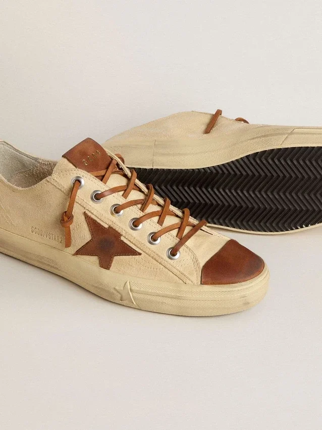 Herren-V-Star aus cremefarbenem Canvas mit tabakfarbenem Lederstern