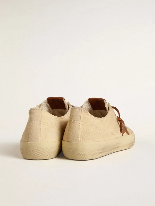 Herren-V-Star aus cremefarbenem Canvas mit tabakfarbenem Lederstern