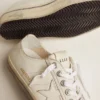Herren-V-Star aus weissem Leder mit weissem Stern und hellblauem Streifen auf der Fussrandleiste