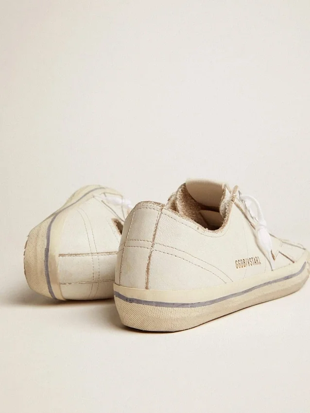 Herren-V-Star aus weissem Leder mit weissem Stern und hellblauem Streifen auf der Fussrandleiste
