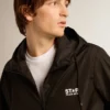 Herren-Windjacke mit kontrastierendem weissem Logo und Stern