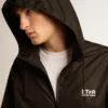 Herren-Windjacke mit kontrastierendem weissem Logo und Stern