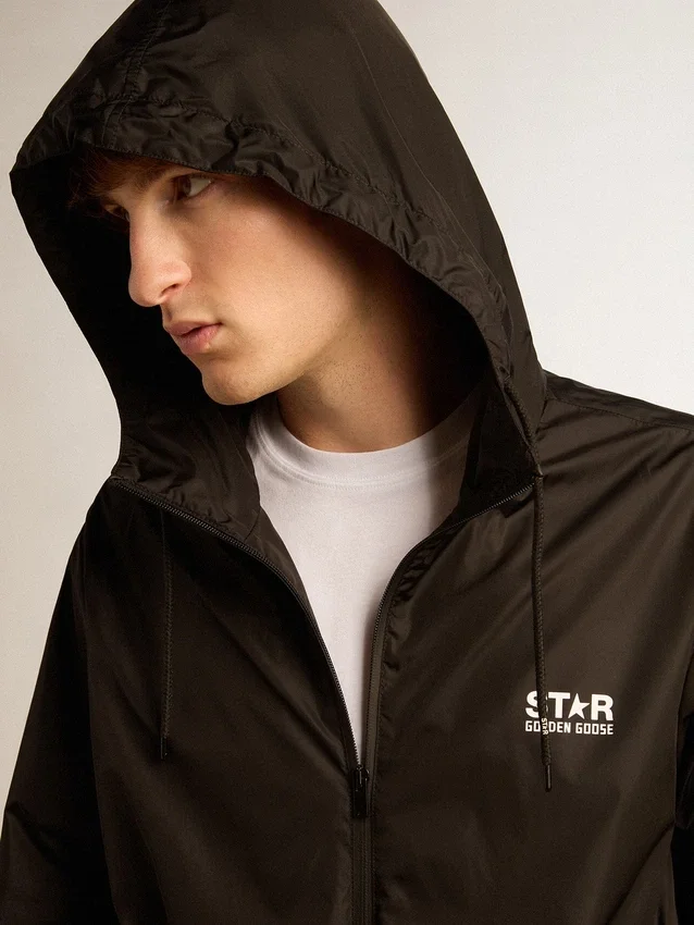 Herren-Windjacke mit kontrastierendem weissem Logo und Stern