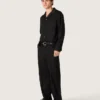 Herrenhemd aus schwarzem Wolltwill mit schwarzen Satin-Details
