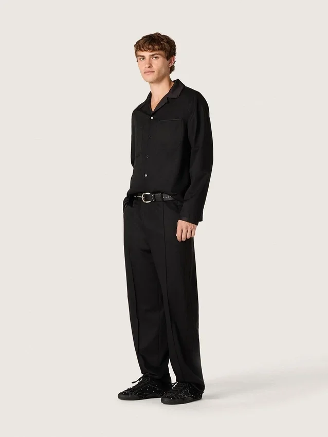 Herrenhemd aus schwarzem Wolltwill mit schwarzen Satin-Details