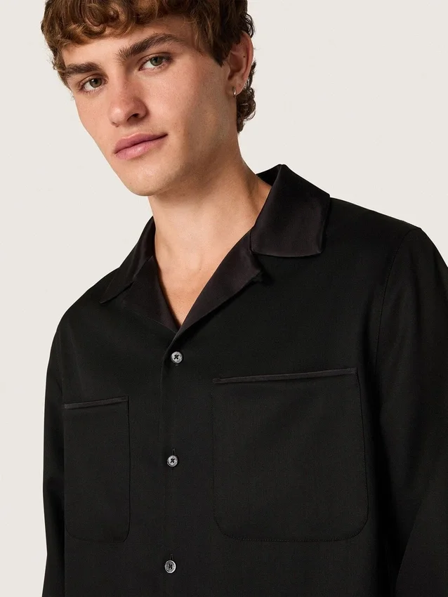 Herrenhemd aus schwarzem Wolltwill mit schwarzen Satin-Details