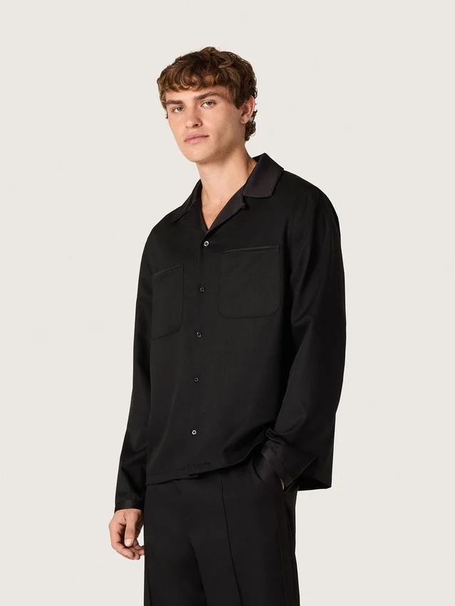 Herrenhemd aus schwarzem Wolltwill mit schwarzen Satin-Details