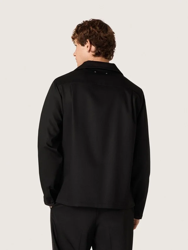 Herrenhemd aus schwarzem Wolltwill mit schwarzen Satin-Details