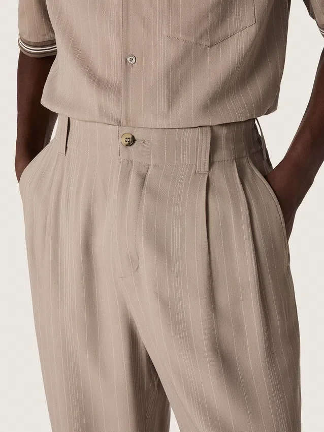 Herrenhose aus grauer Wollmischung mit Nadelstreifenmuster