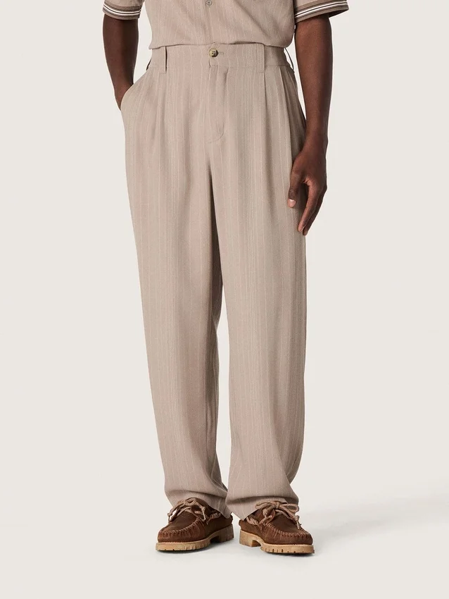 Herrenhose aus grauer Wollmischung mit Nadelstreifenmuster