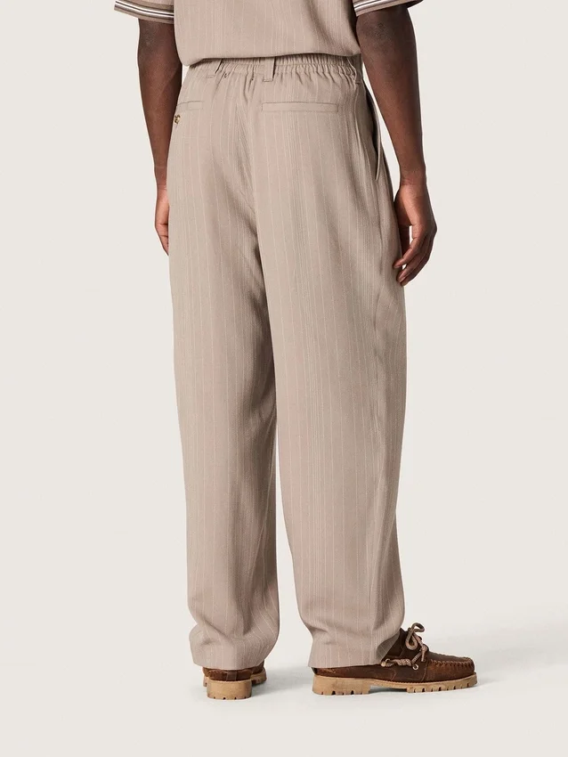 Herrenhose aus grauer Wollmischung mit Nadelstreifenmuster