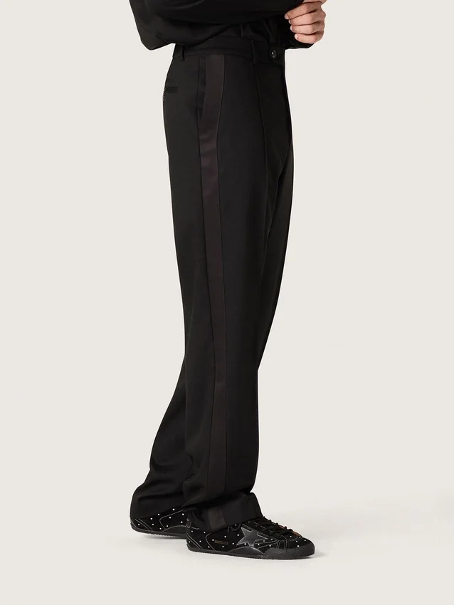 Herrenhose aus schwarzer, cooler Wolle mit Satin-Seitenstreifen