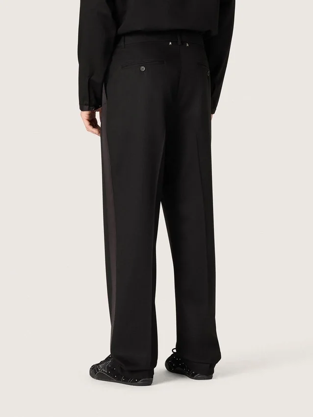 Herrenhose aus schwarzer, cooler Wolle mit Satin-Seitenstreifen