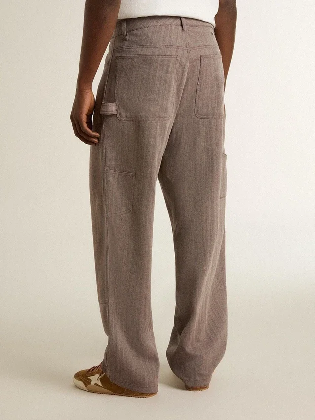 Herrenhose aus Wollmischung in hellbraunem Mikro-Chevron-Muster