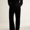 Herrenhose in Schwarz mit Samtoptik