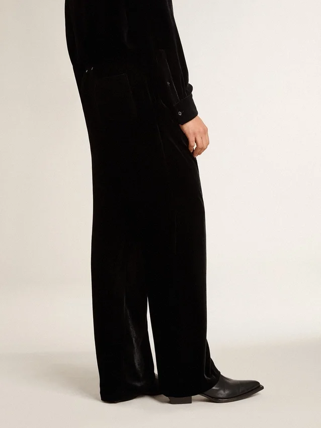 Herrenhose in Schwarz mit Samtoptik