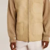 Herrenjacke aus travertinfarbenem Nubukleder mit Ärmeln und Rücken aus Wollmischung