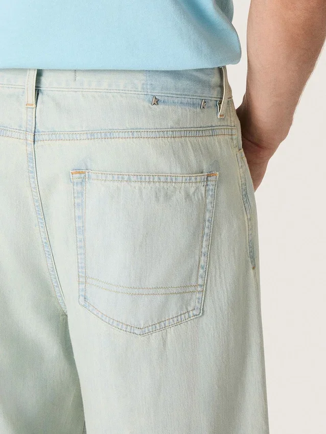 Herrenjeans aus hellblauem Denim