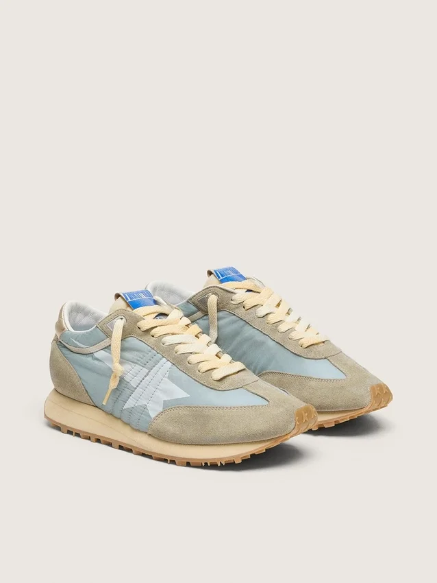 Herrenmodell «Marathon» mit hellblauem Nylon-Obermaterial und pastellblauem Stern