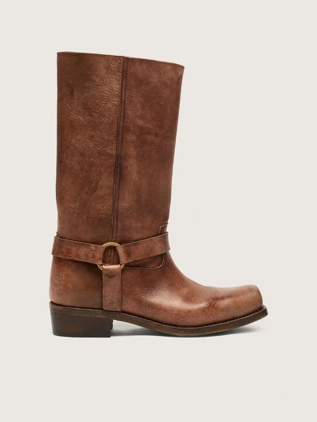 Hohe Biker-Stiefel für Damen aus braunem Leder mit Riemen und antik-goldfarbener Schnalle