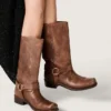 Hohe Biker-Stiefel für Damen aus braunem Leder mit Riemen und antik-goldfarbener Schnalle