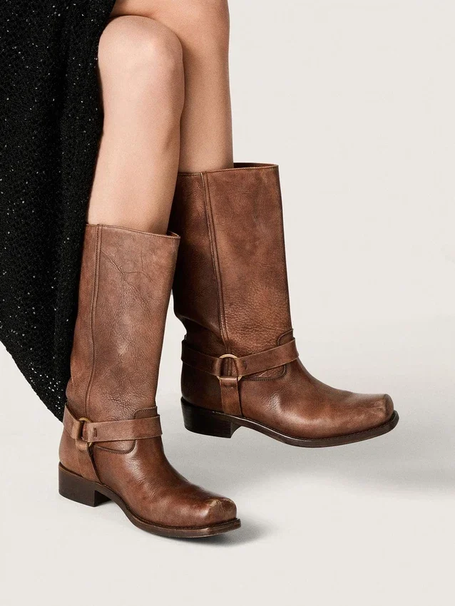 Hohe Biker-Stiefel für Damen aus braunem Leder mit Riemen und antik-goldfarbener Schnalle