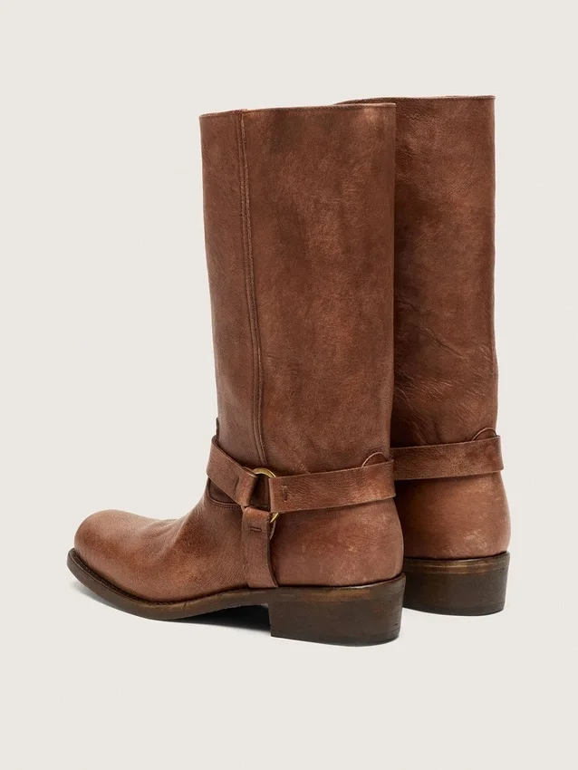 Hohe Biker-Stiefel für Damen aus braunem Leder mit Riemen und antik-goldfarbener Schnalle