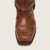Hohe Biker-Stiefel für Damen aus braunem Leder mit Riemen und antik-goldfarbener Schnalle