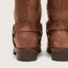 Hohe Biker-Stiefel für Damen aus braunem Leder mit Riemen und antik-goldfarbener Schnalle