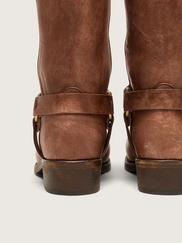 Hohe Biker-Stiefel für Damen aus braunem Leder mit Riemen und antik-goldfarbener Schnalle