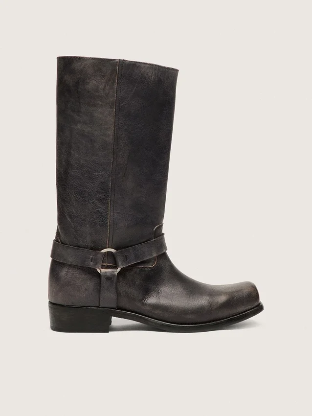Hohe Biker-Stiefel für Damen aus schwarzem Leder mit Riemen und silberfarbener Schnalle