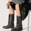 Hohe Biker-Stiefel für Damen aus schwarzem Leder mit Riemen und silberfarbener Schnalle
