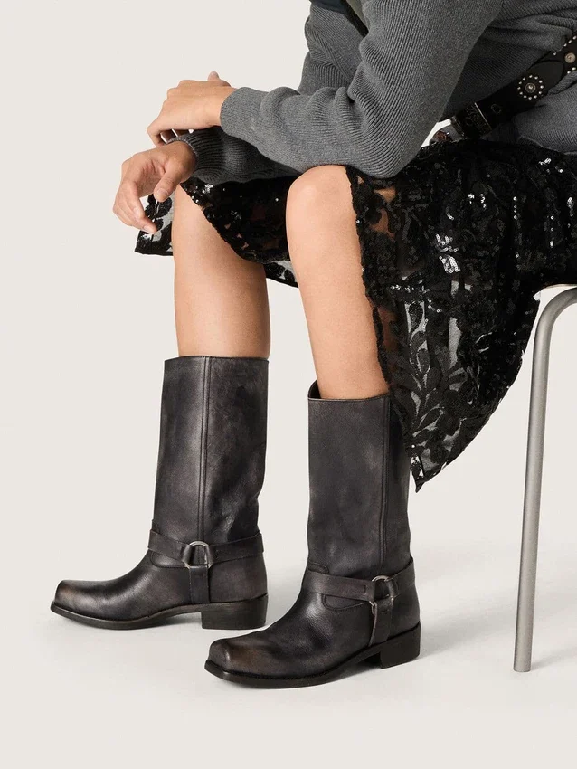 Hohe Biker-Stiefel für Damen aus schwarzem Leder mit Riemen und silberfarbener Schnalle