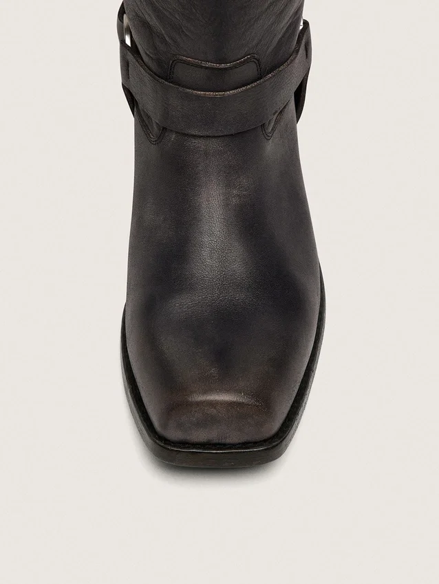 Hohe Biker-Stiefel für Damen aus schwarzem Leder mit Riemen und silberfarbener Schnalle